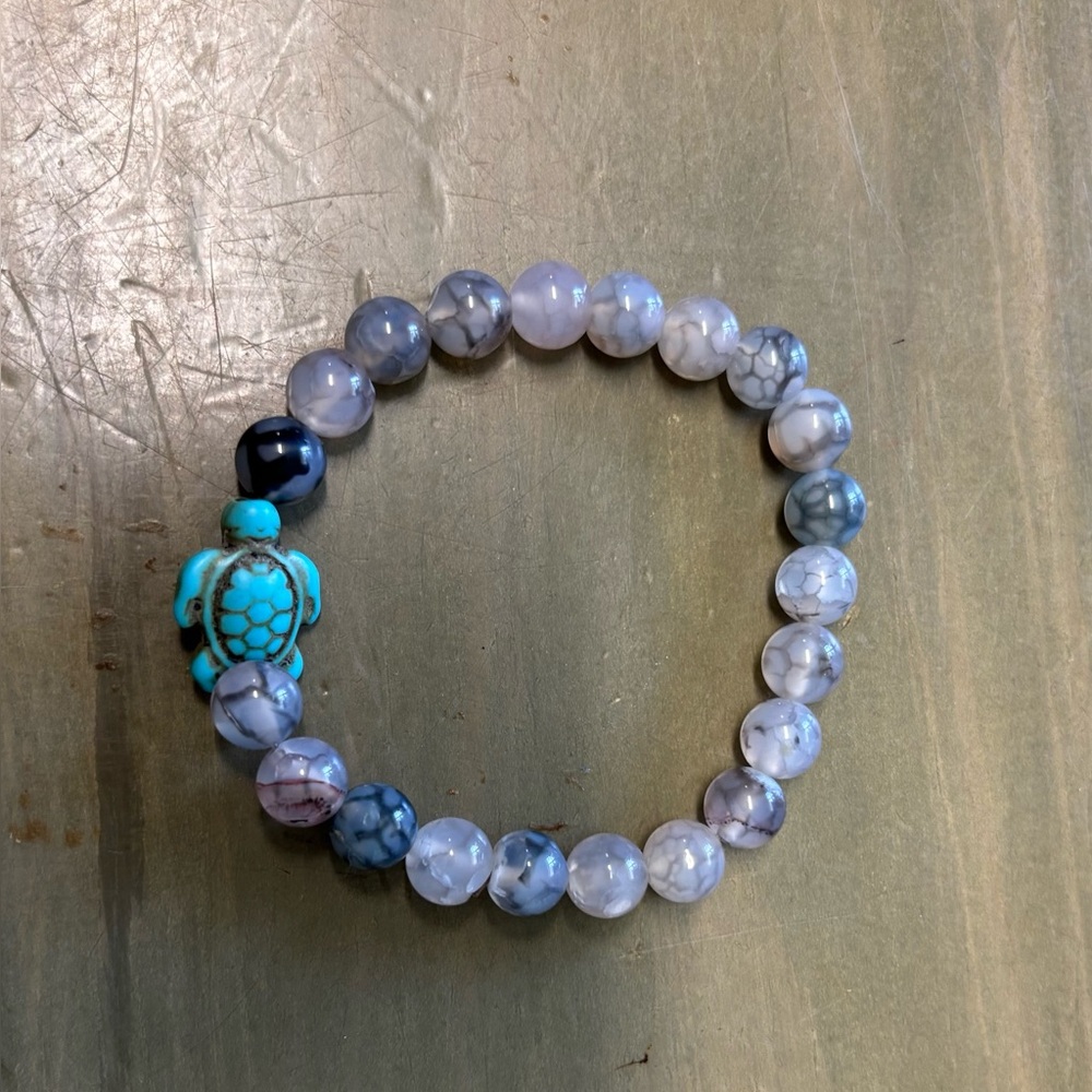 Grey crackle agate/blue turquoise sea turtle 5mm Glass beaded stretch bracelet.